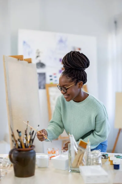 Jeune Peintre Travaillant Dans Son Atelier Elle Commence Peindre Sur Images De Stock Libres De Droits