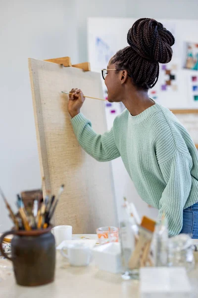 Jeune Peintre Travaillant Dans Son Atelier Elle Commence Peindre Sur Photo De Stock