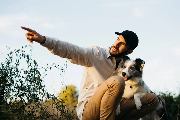 Kırsalda Siyah Şapkalı Köpeğiyle Birlikte Sakallı Bir Adamın Portresi — Stok fotoğraf