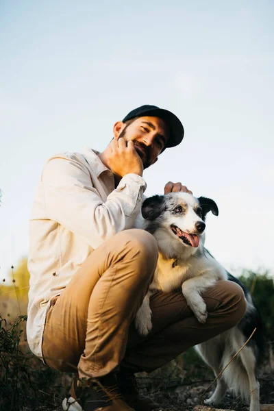 Портрет Молодого Бородатого Человека Черной Шапке Своей Собакой Сельской Местности — стоковое фото