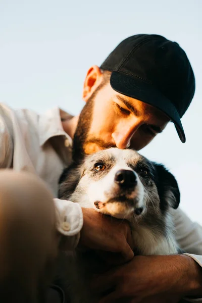 Портрет Молодого Бородатого Человека Черной Шапке Своей Собакой Сельской Местности — стоковое фото