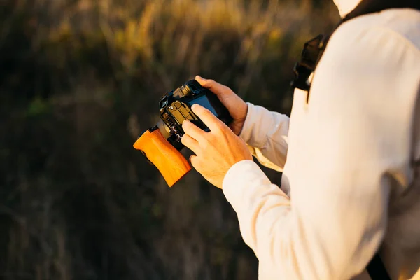 시골에서 디지털 카메라를 사용하여 남자의 — 스톡 사진