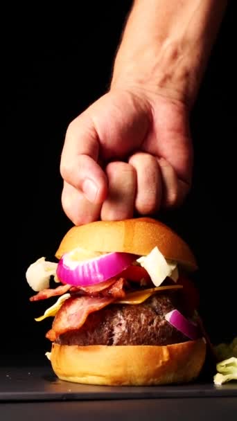 Mão Humana Esmagando Cheeseburger Doble Com Legumes Prato Branco Sobre — Vídeo de Stock