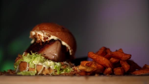 Bacon Burger Lettuce Accompanied Sweet Potatoes Wooden Table Black Background — Stockvideo