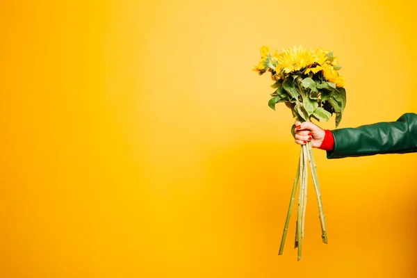 Mãos Uma Mulher Sênior Segurando Buquê Girassol Sobre Fundo Amarelo — Fotografia de Stock