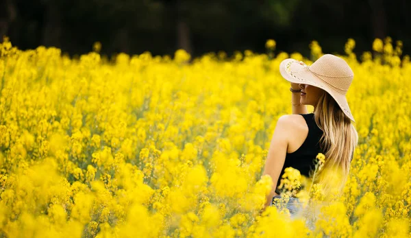 Beautiful Young Blonde Woman Poses Hat Amidst Field Blooming Yellow — Stock Photo, Image