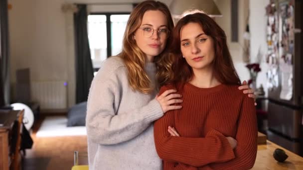 Portretul Unui Cuplu Lesbian Care Împărtășește Sărut Tandru Privind Camera — Videoclip de stoc