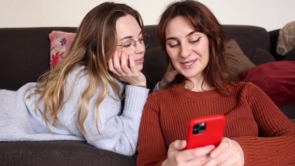 Ženské Homosexuální Páry Leží Gauči Provádějí Výzkum Telefonu Svém Obýváku — Stock video