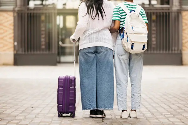 Вид Ззаду Двох Молодих Жінок Які Тягнуть Валізу Гуляють Разом — стокове фото