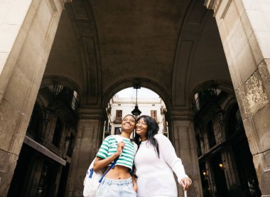 Genç lezbiyen çift, kısa bir hafta sonu gezisi sırasında büyük bir şehrin eski kasabasını keşfediyor..