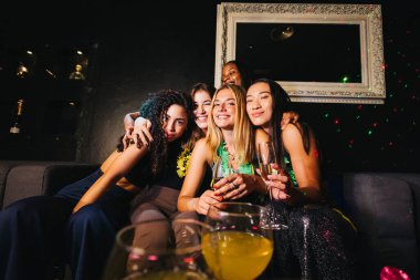 Bir grup neşeli arkadaş bir gece kulübünde birlikte eğleniyor, kahkahalarını, içkilerini ve neşeli anlarını paylaşıyorlar..