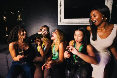 Neşeli bir grup arkadaş bir gece kulübünde toplanır, şampanya ve kahkahaların tadını çıkarırlar..