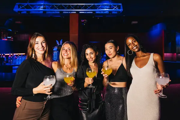 İçki içen kadınların grup portresi, moda bir barda eğlenceli bir gece geçirmek..