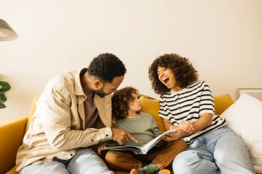 Mutlu bir aile, evlerindeki kanepede oturup kitap okuyup gülerek vakit geçirmenin keyfini çıkarıyor. Çocuğun annesi bir hikaye okurken yüzünü buruşturuyor..