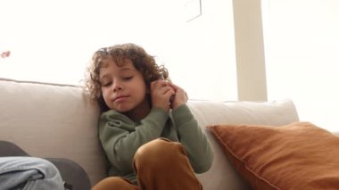 Ailecek keyifli ve eğlenceli vakit geçiriyoruz. Parlak bir oturma odasında kağıt oynuyoruz..