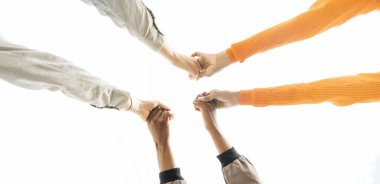 El ele tutuşan üç genç, birlik, işbirliği ve takım çalışmasının güçlü bir sembolünü oluşturuyor.