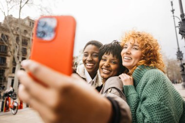 Barselona 'da selfie çeken bir grup kadın turist seyahat maceralarının tadını çıkarıyorlar.