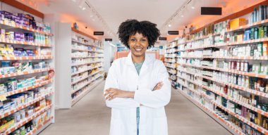Eczane koridorunda, ilaç ürünleriyle dolu raflarla gülümseyen bir kimyager.
