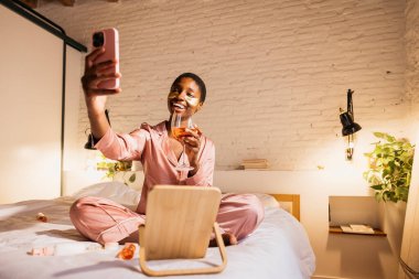 Genç bir kadın evde dinleniyor. Şarabın keyfini çıkarıyor.