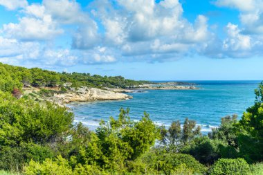 Vieste, İtalya. Güneşli bir yaz gününde San Lorenzo Körfezi manzarası. 5 Eylül 2022.