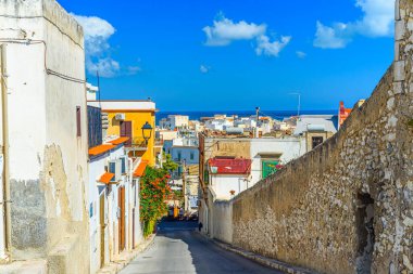 Vieste, İtalya. Bir yaz günü, şehrin tarihi merkezinde Aragonese Kalesi yakınlarında karakteristik dar bir caddenin görüntüsü. 5 Eylül 2022.