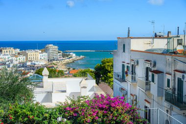 Vieste, İtalya. Via Cesare Battisti 'den kasaba manzarası. 5 Eylül 2022.