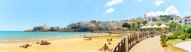 Vieste, İtalya. Lungomare Cristoforo Colombo plajının manzarası. Uzakta San Francesco Kilisesi. 5 Eylül 2022.