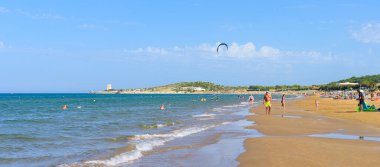 Vieste, İtalya. Plajda insanlarla Scialmarino Sahili manzarası ve su sporları yapmak, bir yaz günü, Vieste kıyısı boyunca. Başlık resmi. 7 Eylül 2022