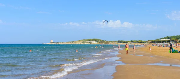 Vieste, İtalya. Plajda insanlarla Scialmarino Sahili manzarası ve su sporları yapmak, bir yaz günü, Vieste kıyısı boyunca. Başlık resmi. 7 Eylül 2022