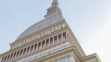 Torino, İtalya. Turin Sinema Müzesi 'nin merkezi olan Köstebek Antonelliana' nın Via Montebello caddesinde birçok insan ve turistle birlikte tepeden tırnağa görüntüsü. Hareket videosu 29 Ekim 2022.