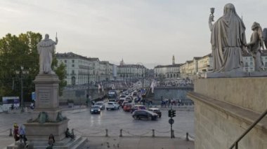 Torino, İtalya. Corso Casale ve Vittorio Emanuele I Köprüsü 'ndeki araba trafiği hakkında Gran Madre di Dio Kilisesi' nden görüntü. Gerçek zamanlı video. 29 Ekim 2022.