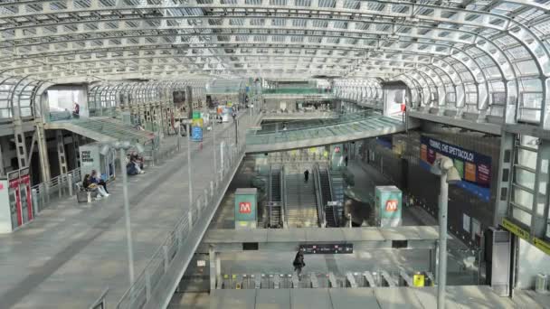 意大利都灵 观塘苏萨铁路车站的内部空间 以及通往地铁站的通道 实时视频 2022年10月18日 — 图库视频影像
