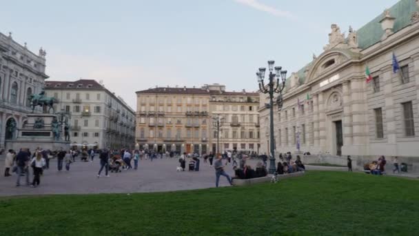 Turín Italia Vista Piazza Carlo Alberto Con Gente Biblioteca Nacional — Vídeos de Stock