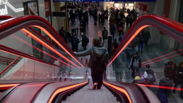 Turin Italy Woman Escalators Handrails Illuminated Red Light Turin Porta — Vídeos de Stock