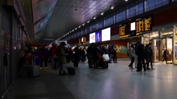 Turin Italy View Crowded Train Waiting Area Porta Nuova Central — Stok video