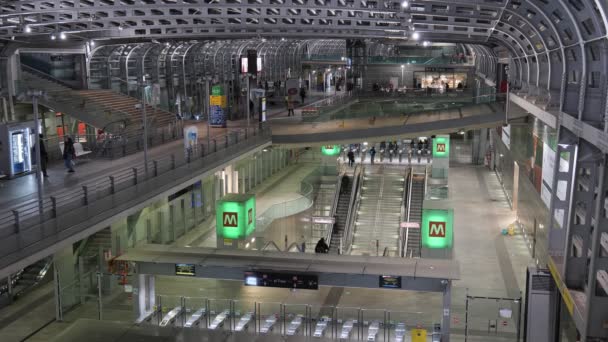 イタリア トリノ 夕方には ポルタ スーサ地下駅や鉄道駅の内部空間の眺め リアルタイムビデオ 2022年12月6日 — ストック動画