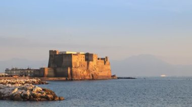 Napoli, İtalya. Öğleden sonraya doğru Castel Dell 'Ovo' dan Via Partenope 'nin görüntüsü. Arka planda, Napoli Körfezi 'nde Sorrento Yarımadası' nın arka planında bir gemi hareket ediyor. 2023-01-03.