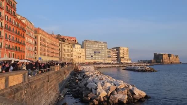 Naples Italy Partenope Crowded Tourists Late Afternoon Sea Woman Alone — Wideo stockowe