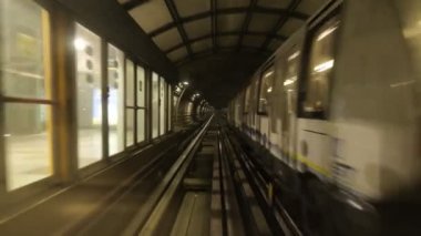 Torino, İtalya. Torino yeraltı tüneli bir trenin içinden alınmış. Başka bir trenin ters istikamete vardığı bir duraktan kalkış. 5 Şubat 2023.