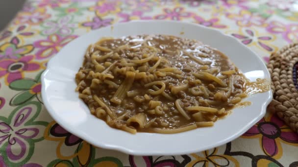 Maison Sur Table Une Assiette Remplie Soupe Aux Lentilles Pâtes — Video