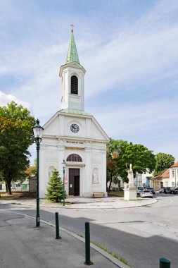 Viyana, Avusturya. St. Oswald Kilisesi 'nin dış görünüşü, Khleslplatz' daki Altmannsdorf Katolik Kilisesi. Dikey görüntü. 2023-08-02.