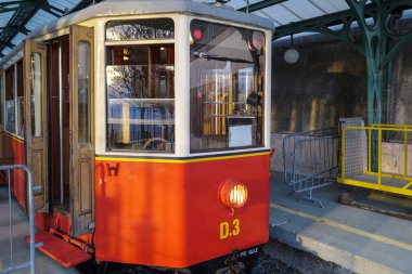 Torino, İtalya. Sassi-Superga tramvayı hala çalışan eski bir trenin şoför kabininin dışından görüntüsü istasyonda durdu. 2023-04-01.