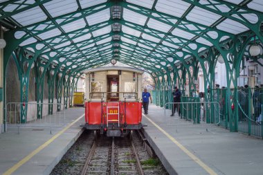 Torino, İtalya. Hala çalışan Sassi-Superga tramvayının eski bir treni görüntüsü. 2023-04-01.