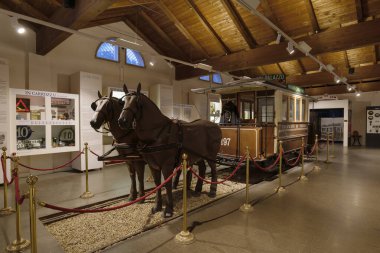 Torino, İtalya. Müzenin içine bakın, Sassi-Superga tramvayı tarafından çekilen eski trenin görüntüsü. 2023-04-01.