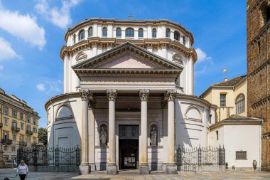 Torino, İtalya. Basilica cephesi ve Consolata Sığınağı klasik tarzda bir giriş kapısı ile. 2023-05-04.