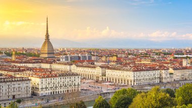 Torino, İtalya. Gün batımında yukarıdan ve Köstebek Antonelliana 'dan bak. 2023-09-01.