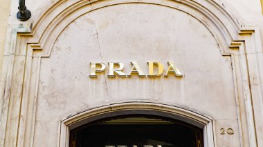 Torino, İtalya. Marketin ön cephesinde Prada işareti var. 2023-10-21.