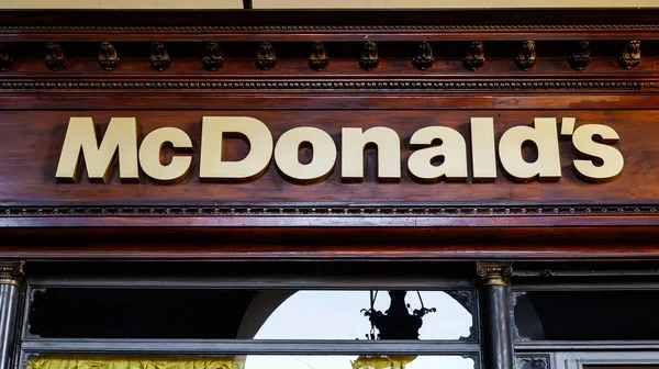 Torino, İtalya. Şehir merkezindeki bir McDonald 's barının önündeki eski ahşap levhaya imza atın. 2023-10-21.
