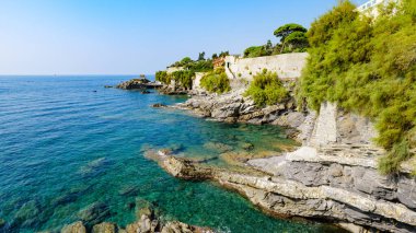 Ceneviz, İtalya. Güneşli bir Ekim gününde Anita Garibaldi gezinti güvertesinden deniz ve Nervi kıyılarından görüntü. Şeffaf turkuaz ve açık gökyüzü olan zümrüt deniz..