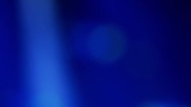 Hızlı hareket eden yeşil ve mavi ışıkları olan soyut, bulanık arkaplan, müzik konserindeki gibi yanıp sönüyor. Gerçek zamanlı video.